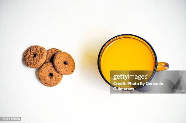 cup and cookies - cozinha stock pictures, royalty-free photos & images