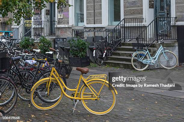 yellow bicycle - copenhaga fotografías e imágenes de stock