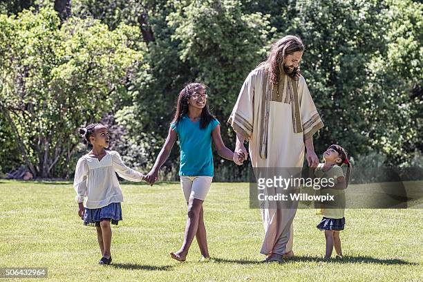 jesus christus fuß mit kinder-drei junge mädchen - jesus walking stock-fotos und bilder
