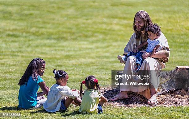 jesus christ sesión de enseñanza para niños de cuatro hermanos - jesucristo fotografías e imágenes de stock