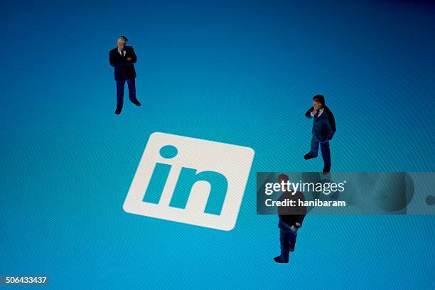 linkedin on apple ipad - linkedin stockfoto's en -beelden