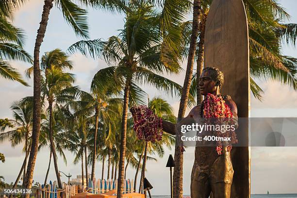 waikiki beach - duke kahanamoku stock pictures, royalty-free photos & images