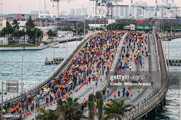 miami marathon 2016 - marathon florida stock pictures, royalty-free photos & images