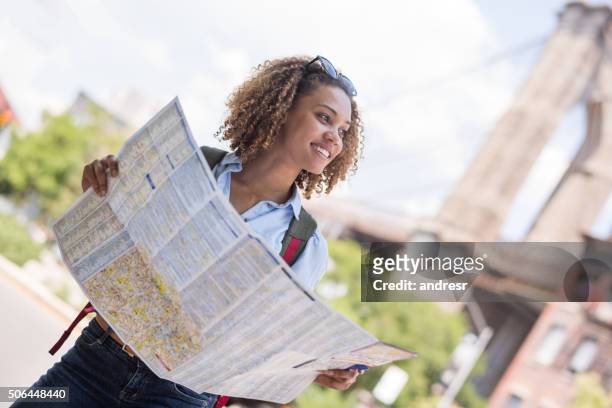touristinnen mit einer karte in new york - the lost landmarks of new york stock-fotos und bilder