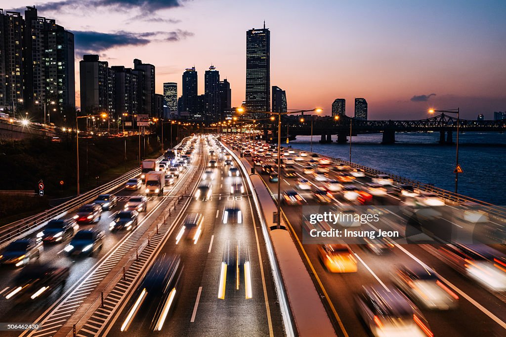 Traffic on the Seoul Olympic Expressway