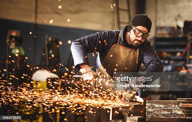 arbeiter auf einer workshop - metal industry stock-fotos und bilder