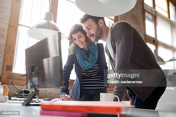 casuais pessoas de negócios, trabalhando no escritório - new business imagens e fotografias de stock