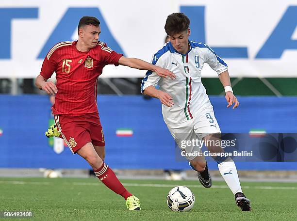 Mikel Carro Fandino of Spain and Andrea Pinamonti of Italy in action during the international friendly match between Italy U17 and Spain U17 on...