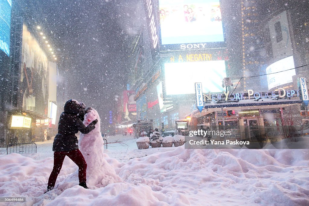 Huge Snow Storm Slams Into Mid Atlantic States