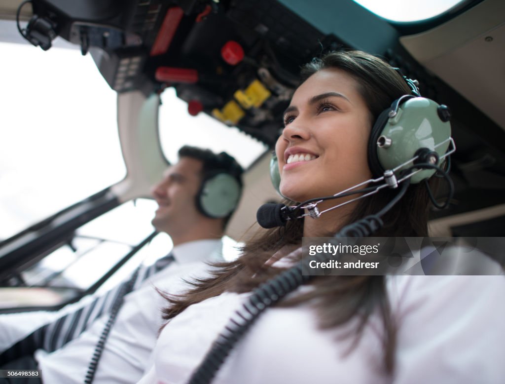 Mujer volando un helicóptero