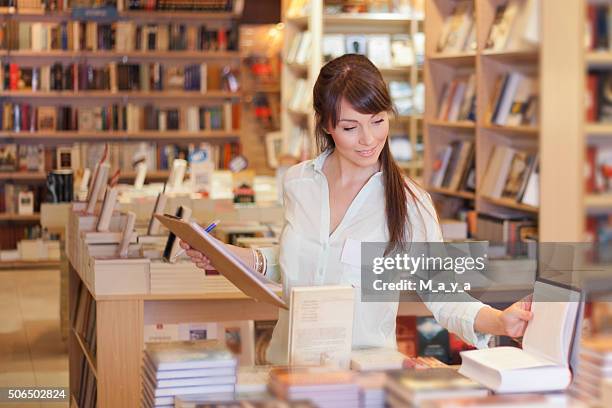 women working at bookstore - book shop 個照片及圖片檔