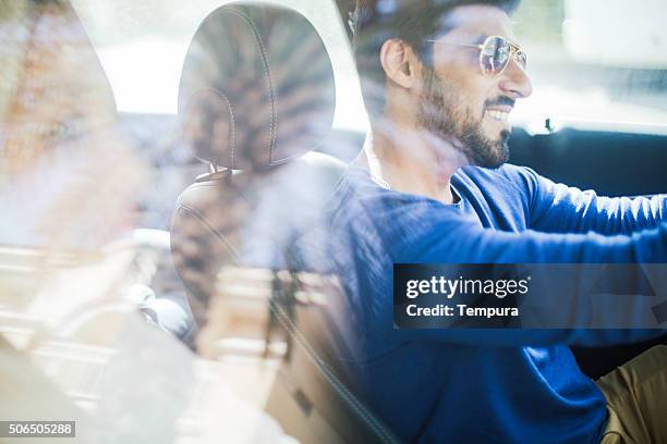 nahöstlichen paar fahren in luxus-mietwagen in dubai - arab driving stock-fotos und bilder