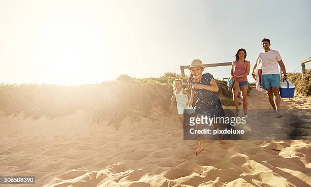 i bambini e spiaggia - spiaggia foto e immagini stock