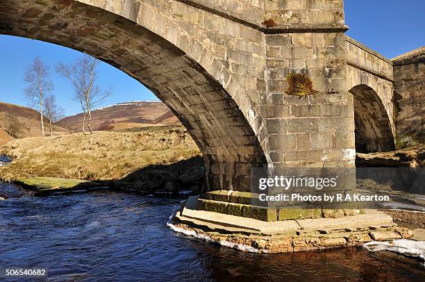 slippery stones packhorse bridge, upper derwent valley - パックホースブリッジ ストックフォトと画像