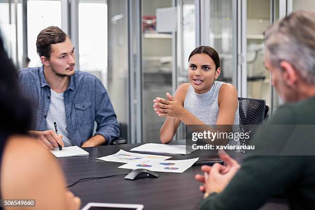 first nations business-frau spricht in einem meeting - australische kultur stock-fotos und bilder