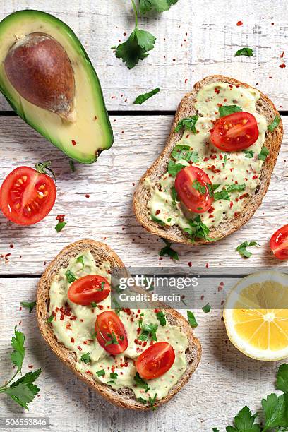 healthy whole grain bread with avocado - bredbart pålägg bildbanksfoton och bilder