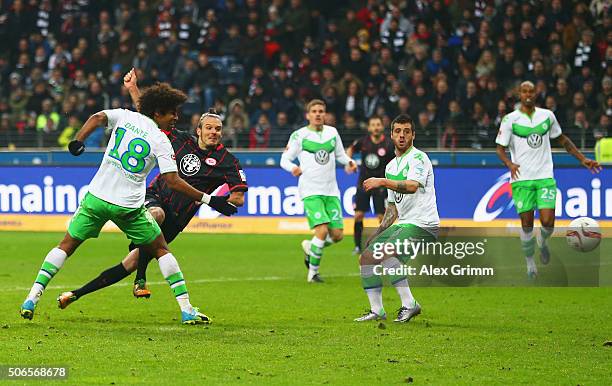 Alexander Meier of Eintracht Frankfurt shoots past Dante and Vierinha of VfL Wolfsburg to score their first and equalising goal during the Bundesliga...