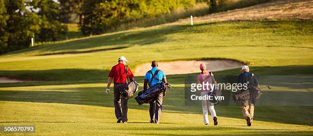 freunde spielen golf - golf stock-fotos und bilder
