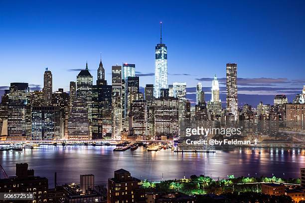 manhattan skyline by night, new york - hell beleuchtet stock pictures, royalty-free photos & images