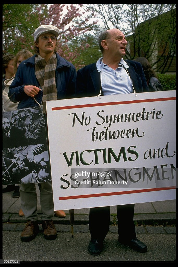 NO SYMMETRIE BETWEEN VICTIMS AND SS HANG