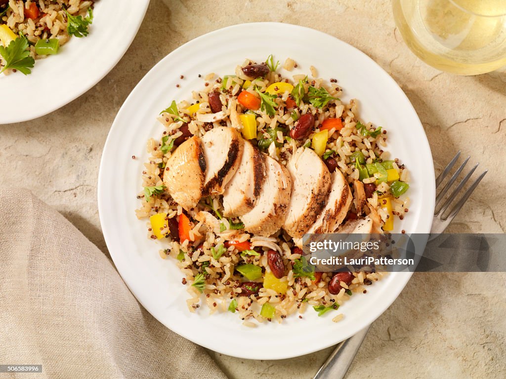 Gegrilltes Hühnchen mit Quinoa und Brown Rice Salad