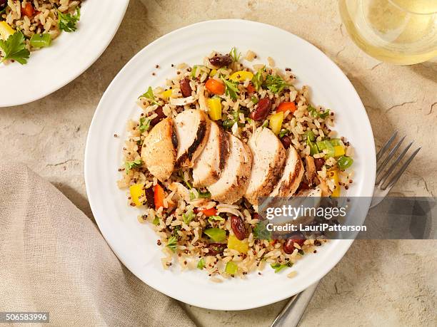 frango grelhado com quinoa e brown salada de arroz - pimentão amarelo imagens e fotografias de stock