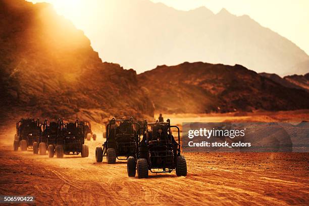 großartige entdeckung und abenteuer in der wüste - 4x4 desert stock-fotos und bilder