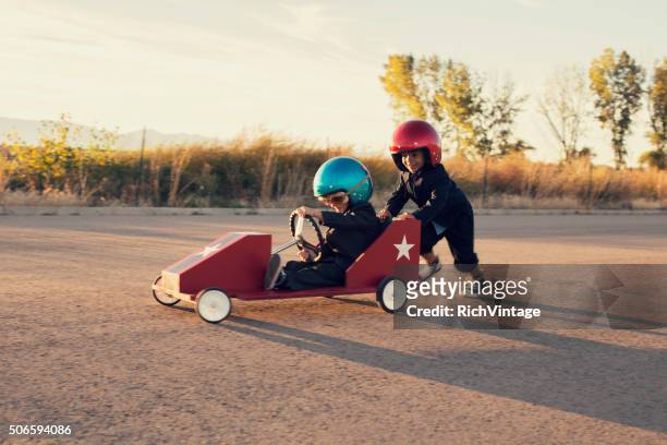 young business jungen spielzeug rennen auto - siegerpose stock-fotos und bilder