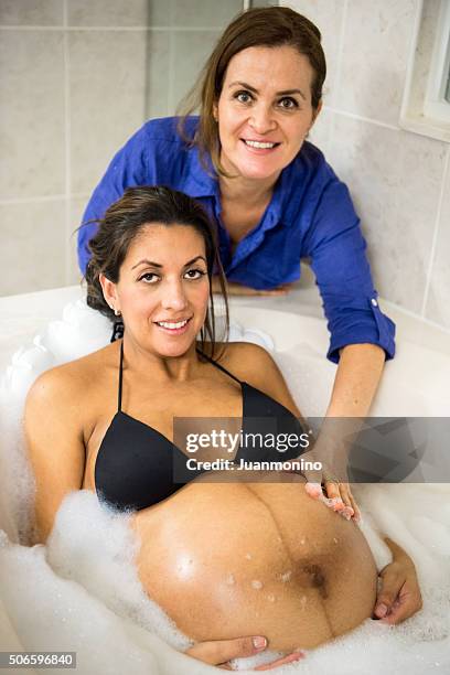 schwangere frau in der badewanne (real personen - in real life stock-fotos und bilder