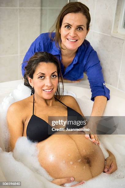 mulher grávida na banheira (pessoas reais - couple bathtub - fotografias e filmes do acervo