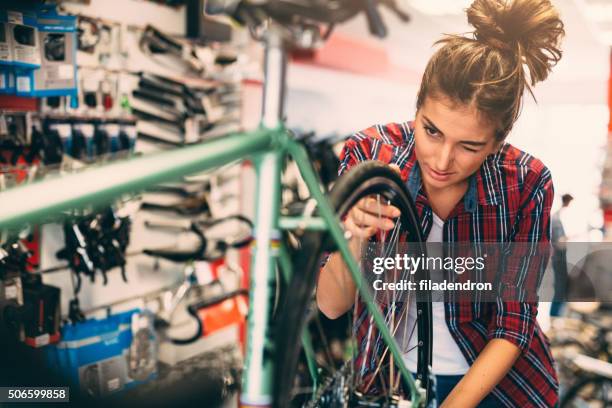 female bicycle mechanic - bike mechanic stockfoto's en -beelden