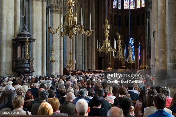 worship inside reims cathedral, france - religious mass 個照片及圖片檔