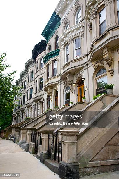 white masonry landmark washington heights homes - washington heights - fotografias e filmes do acervo