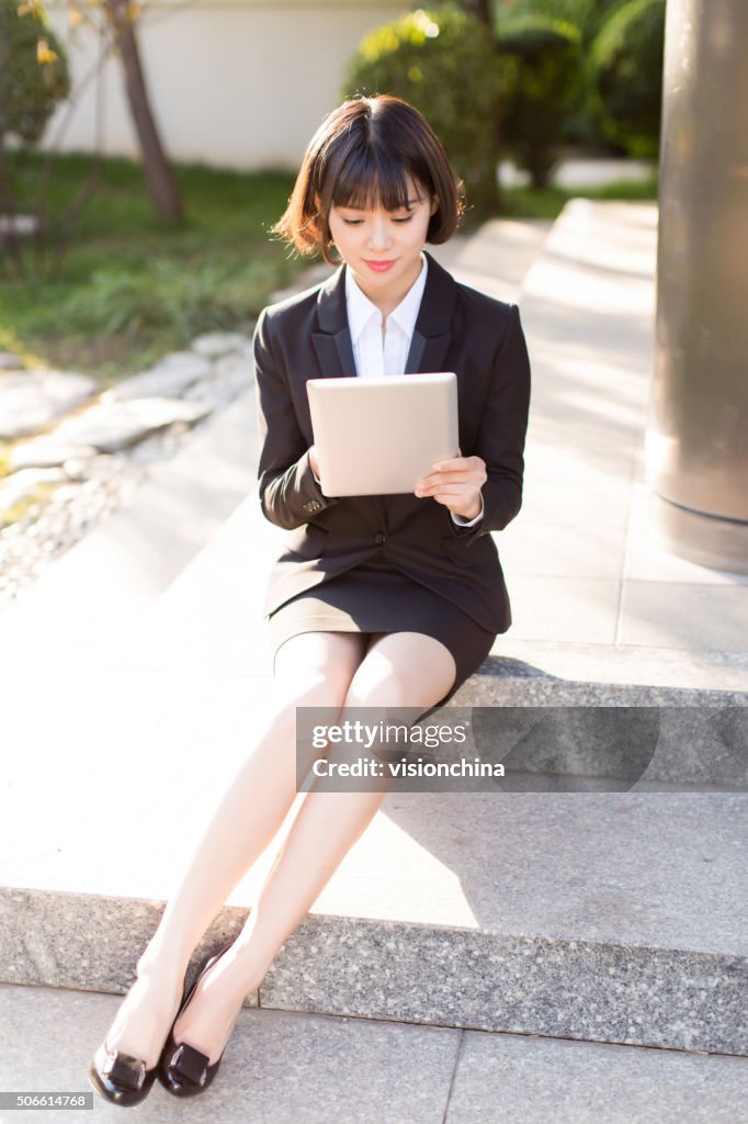 Mädchen holding tablet