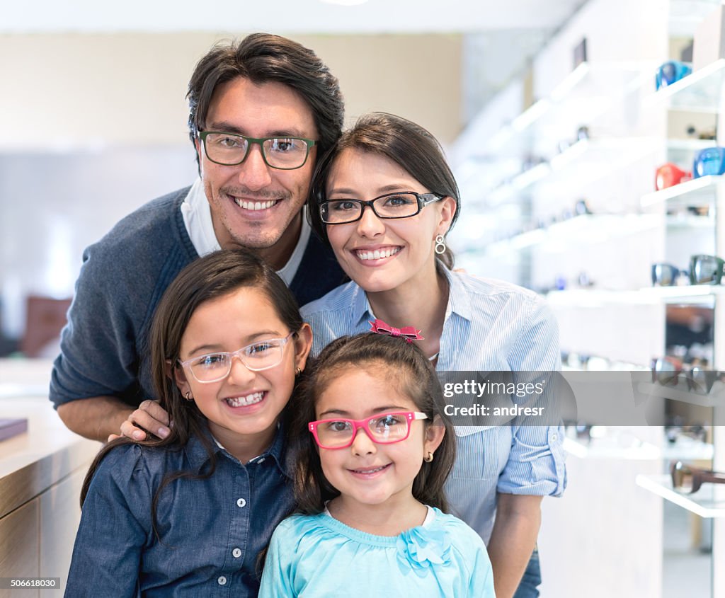 Famiglia che acquista occhiali presso il negozio dell'ottico