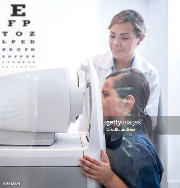 ragazza dall'oculeo - miopia foto e immagini stock