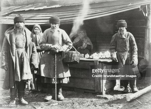 Nizhny Novgorod. Rural bazaar with Tea stall. Photograph. About 1900.