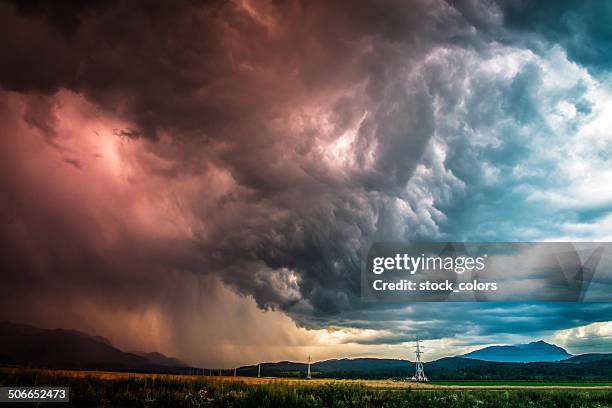 dramáticas nuvens de tempestade - nuvem de tempestade imagens e fotografias de stock