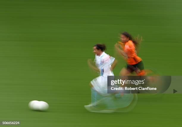 Lisa De Vanna of Melbourne City runs with the ball during the W-League semi final match between Melbourne City FC and Brisbane Roar at AAMI Park on...