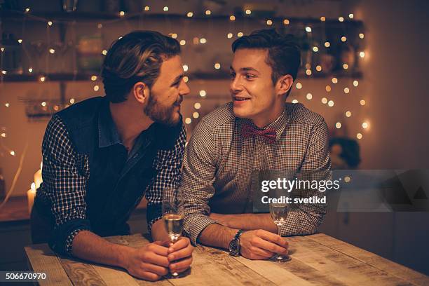 partilha um momento de romance - jantar romantico imagens e fotografias de stock