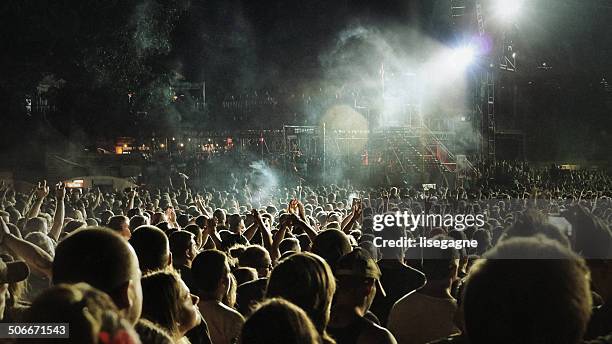 multidão em um concerto de música - popular music concert imagens e fotografias de stock