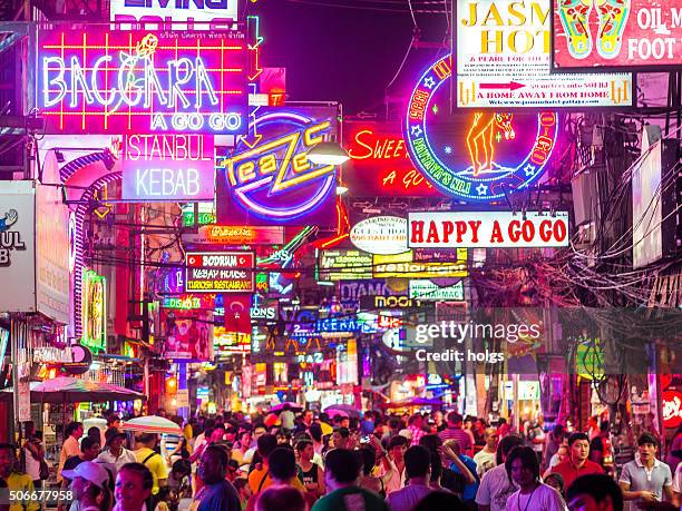 walking street in pattaya, thailand - pattaya stock-fotos und bilder