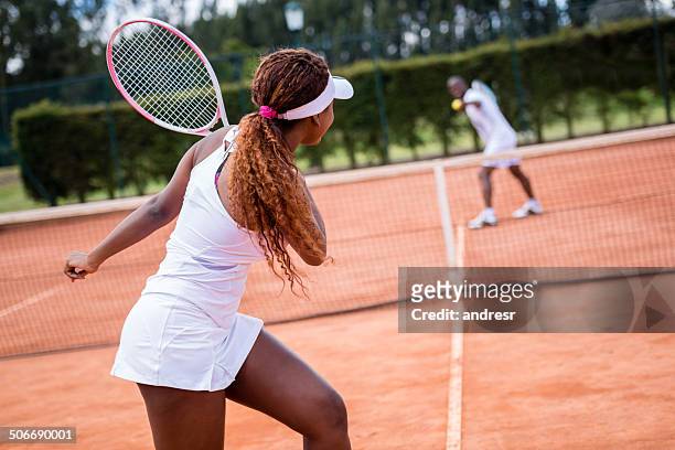 persone giocare a tennis - gara sportiva individuale foto e immagini stock