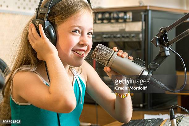 cheerful girl radio dj - radio dj stockfoto's en -beelden