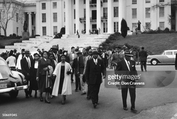 African Americans before Capitol Building, during Alabama bus boycott.