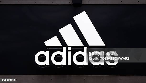 Involucrado hielo Alienación 3.056 fotos e imágenes de Adidas Logo - Getty Images