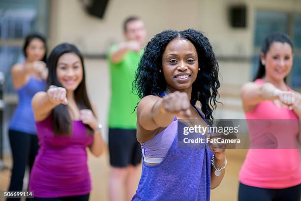 clase de kickboxing en el gimnasio - kick boxing fotografías e imágenes de stock