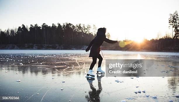 アイススケートに潜む凍った湖 - アイススケート ストックフォトと画像