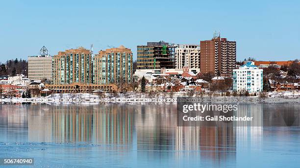 cityscape reflection in wet ice - barrie - fotografias e filmes do acervo