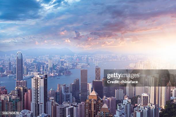 hong kong in sunset - hong kong harbour stockfoto's en -beelden